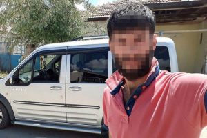 Sokağa hızlı girdi, kızanları silahla yaraladı