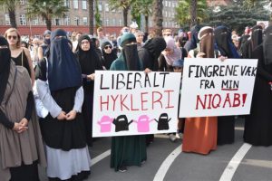 Danimarka'da peçeli kadınlara hapis cezası gündemde