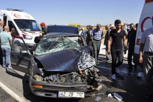Otomobil ile hafif ticari araç çarpıştı: 3 yaralı