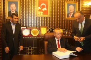 Erdoğan'dan AK Parti ilçe başkanlığına ziyaret