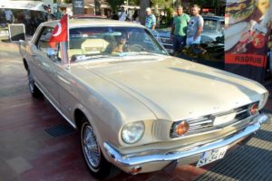 Klasik otomobil tutkunları bir araya geldi