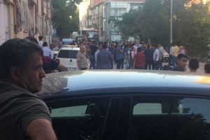 Taş ve sopalarla birbirlerine girdiler! Yaralılar var