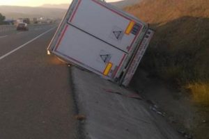 TIR devrildi: 2 yaralı