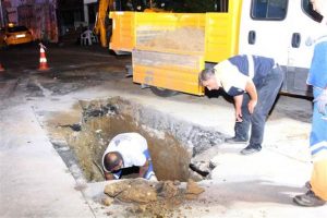 Yolda oluşan göçük kapatıldı