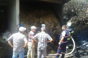Çöpü yakmak isterken evi yakıyordu