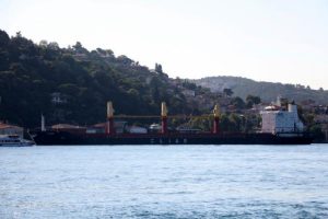 Boğaz'da büyük tehlike! Yalılara doğru sürüklenen gemi...