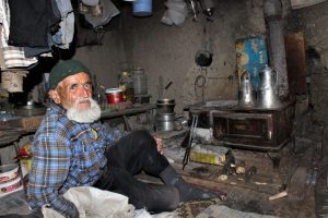 Bursa'da hiç evlenmedi, 30 yıldır dağda tek başına yaşıyor