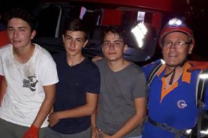Kayalıklarda mahsur kalan gençler kurtarıldı