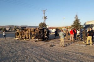 Taraftar taşıyan minibüs devrildi: 17 yaralı