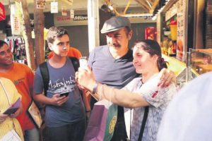 Yılmaz Erdoğan'a sette yoğun ilgi