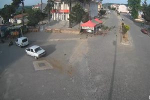 Otomobilin karpuz tezgahına çarpma anı kamerada