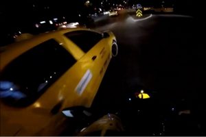 Taksi motosiklete böyle çarptı