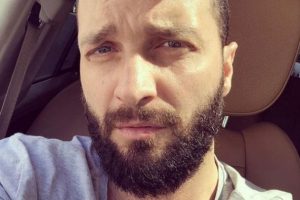 Ünlü şarkıcı mekan sahibiyle birbirine girdi!