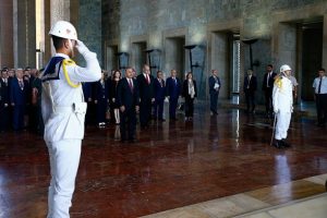Çavuşoğlu büyükelçilerle Anıtkabir'i ziyaret etti