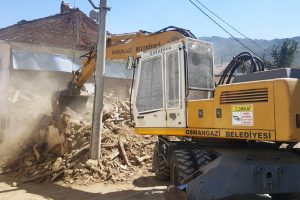 Bursa'da tehlike saçan metruk bina yıkıldı