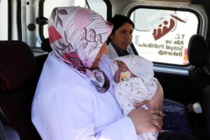 Süs havuzunda boğulmaya çalışılan bebek koruma altında