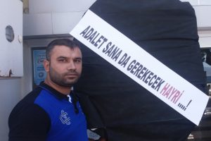 Bursa'da davayı kazanan esnaflardan belediyeye siyah çelenk