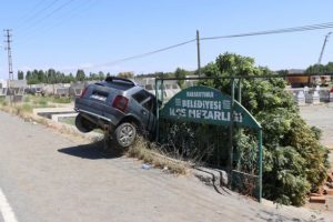 Mezarlığa düşen otomobilin sürücüsü ağır yaralandı