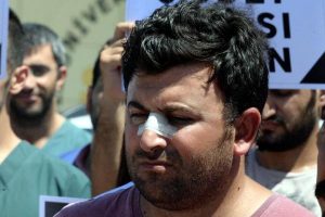 Doktorun hasta yakını tarafından dövülmesine tepki