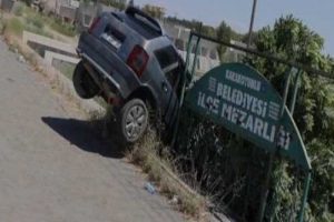 Otomobil mezarlığa uçtu!