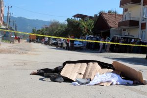 Kamyonla yarışmanın bedelini canı ile ödedi