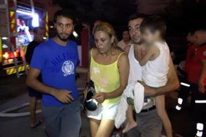 Yangında mahsur kalan anne ve çocukları kurtarıldı
