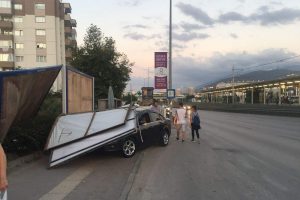 Bursa'da reklam panosu otomobilin üzerine devrildi