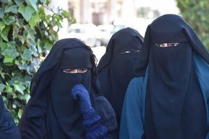 Anaokulu çocukları törende peçeli ve 'silahlı' yürütüldü