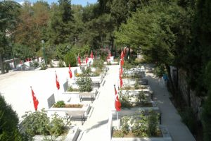 Bursa'da şehitliklerde buruk bayram