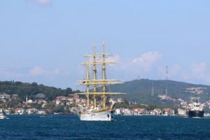 Boğaz'da ilginç gemi