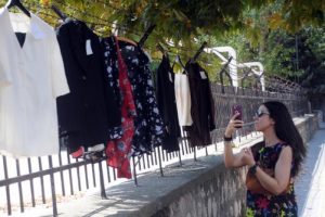 'İyi bayramlar' notuyla askıda kıyafet