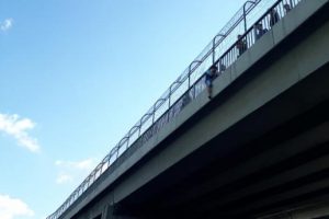 İntihar girişimi TEM Otoyolunu kilitledi