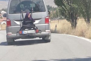 Pes dedirten görüntü! Minibüsün arkasına bağlayıp...