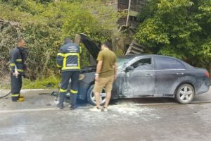 Seyir halindeki otomobil alev aldı