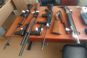 Uyuşturucu tacirinin evinden cephanelik çıktı