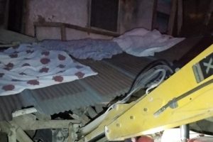 Kerpiç evin çatısı çöktü! Yaralılar var