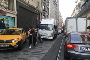 İstiklal Caddesi'nde araç trafiği!