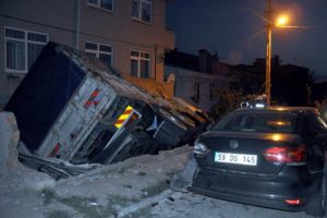 Freni boşalan kamyon evin bahçesine devrildi