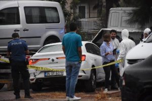 Kaza yapan otomobilde, bıçaklanmış cesedi bulundu
