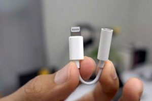 Lightning - 3,5 mm dönüştürücü iPhone kutusundan çıkmayacak!