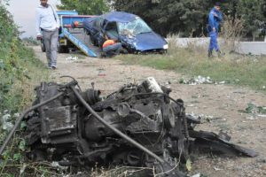 Bursa'da otomobil, bariyerlere çarpıp, tarlaya uçtu: 3 yaralı