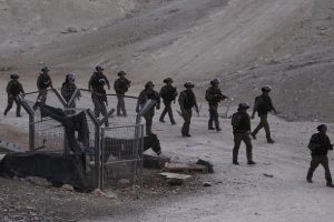 İsrail Filistinlilerin kurduğu sembolik köyü yıktı