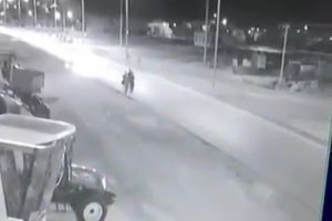 Yolda yürüyenlere böyle çarptı