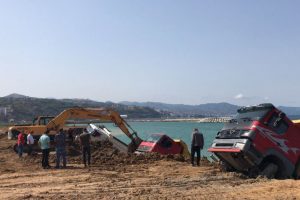 Deniz dolgusu çöktü! Kamyonlar asılı kaldı