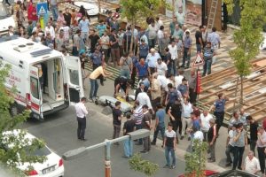 Reklam tabelası anne ve kızının üzerine düştü