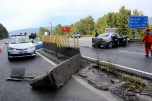 Otomobil bariyerlere çarptı: 3 yaralı