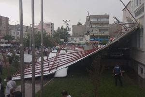 Şiddetli fırtına çatıları uçurdu