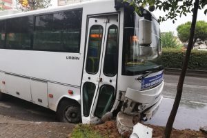Halk otobüsü refüje çarptı; 3 yaralı