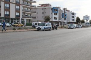 Kasksız motosiklet sürücüsü yaşamını yitirdi