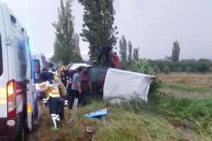 İzmir'de minibüs devrildi